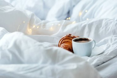 kruvasan ile siyah kahve