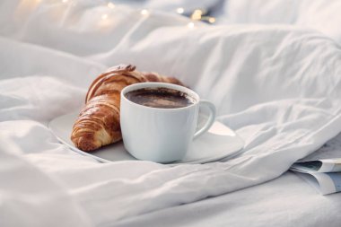 kruvasan ile siyah kahve