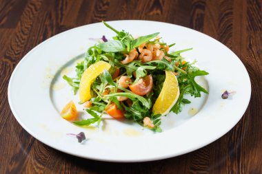 Beyaz tabak taze salata