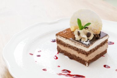 kahve pasta plaka üzerinde