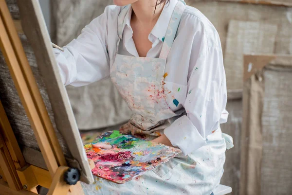 Молода жінка художник — стокове фото