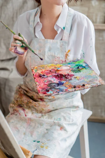 Młoda kobieta malarz — Zdjęcie stockowe