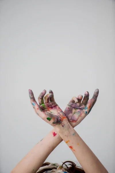 Handen van vrouw schilder — Stockfoto