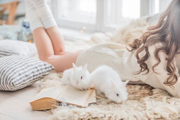 토끼와 젊은 여자 — 스톡 사진