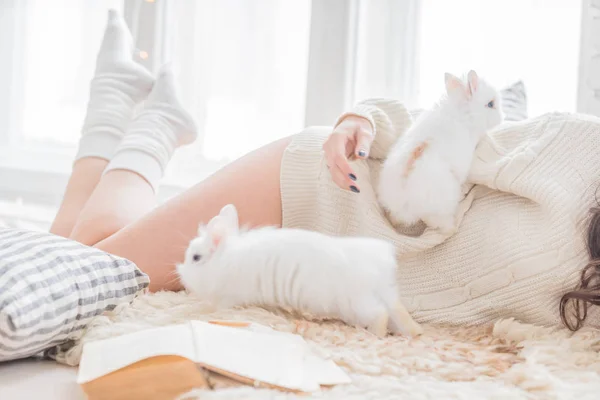 토끼와 젊은 여자 — 스톡 사진