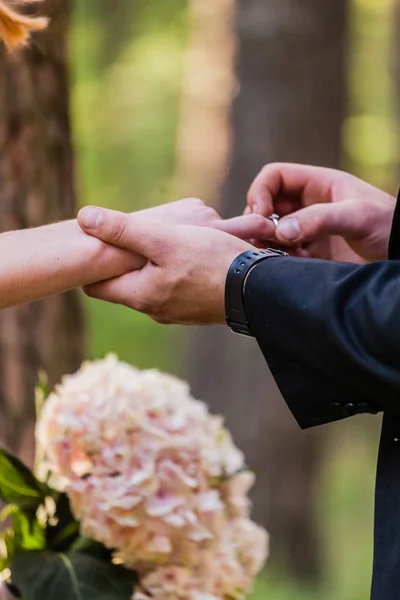 Bröllop cople vid ceremoni — Stockfoto