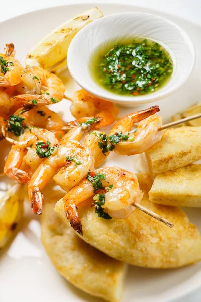 Fresh shrimp kebabs — Stock Photo, Image