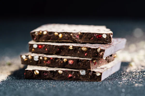 RAW choklad med quinoa och bär — Stockfoto