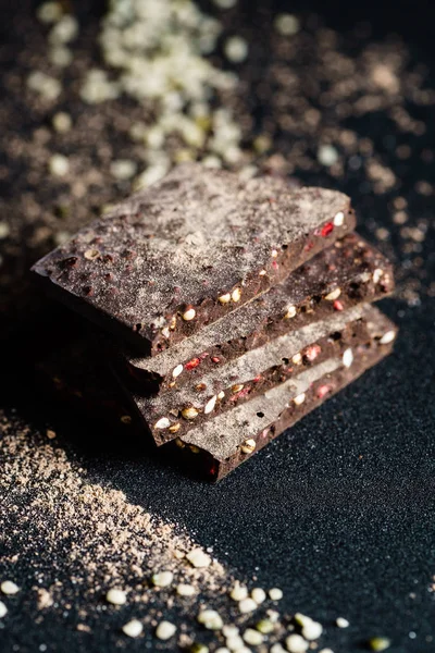 Chocolate crudo con quinua y bayas —  Fotos de Stock