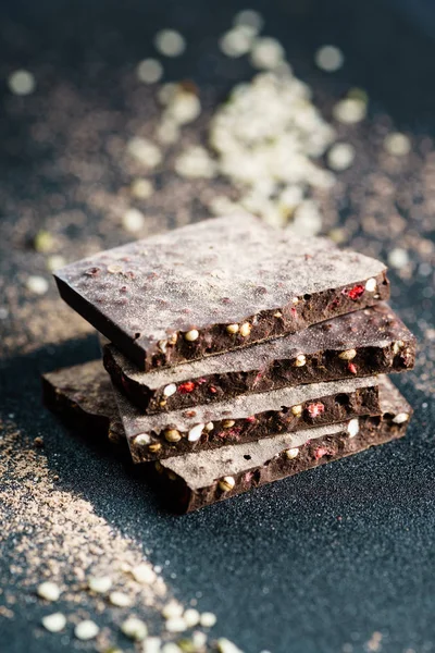 Quinoa ve çilek ile çiğ çikolata — Stok fotoğraf