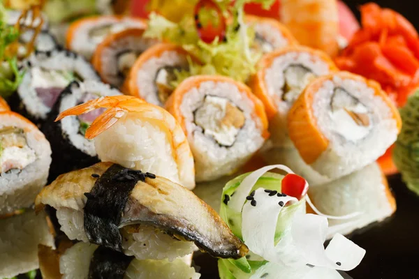 Renkli taze sushi — Stok fotoğraf