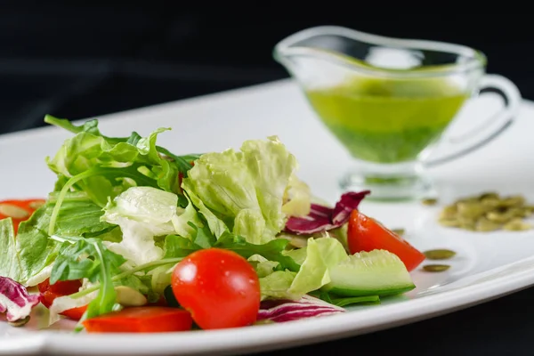 Fersk salat på hvit tallerken – stockfoto