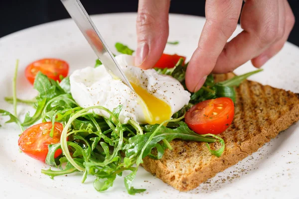 Närbild av pocherat ägg på toast — Stockfoto