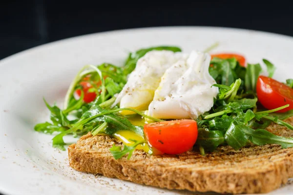 Closeup pošírované vejce na toastu — Stock fotografie