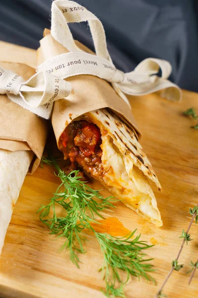 Grilled fajitas on cutting board — Stock Photo, Image