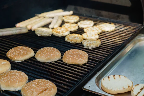 Grillowanie hamburgery na grilla — Zdjęcie stockowe