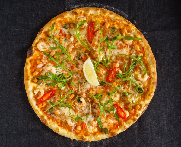 Färska välsmakande pizza — Stockfoto