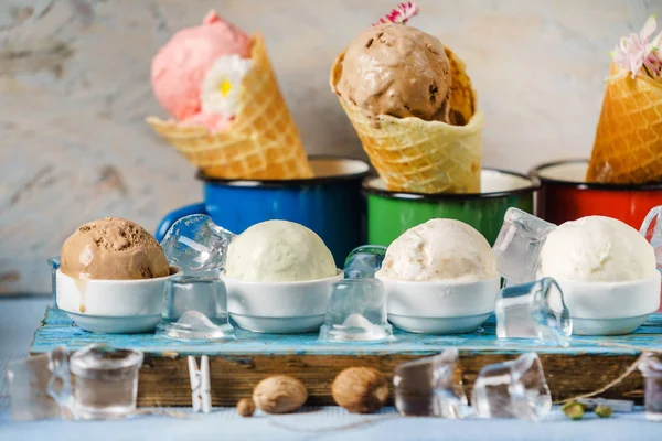 Palline di gelato e grani di gelato — Foto Stock