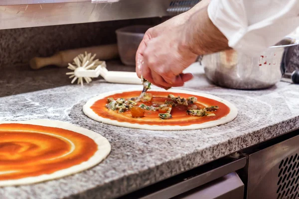 Pizza fresca sabrosa —  Fotos de Stock