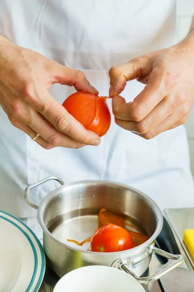 Повар чистит помидоры — стоковое фото