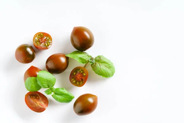 Tomates cereja com manjericão — Fotografia de Stock