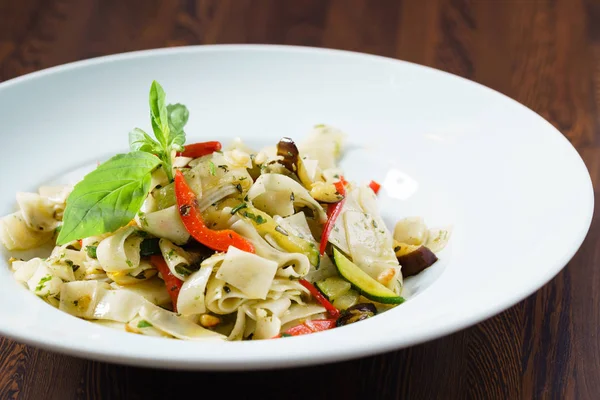 Verse pasta met groenten — Stockfoto