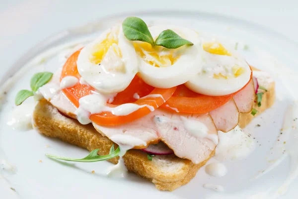 Toast mit Ei zum Frühstück — Stockfoto