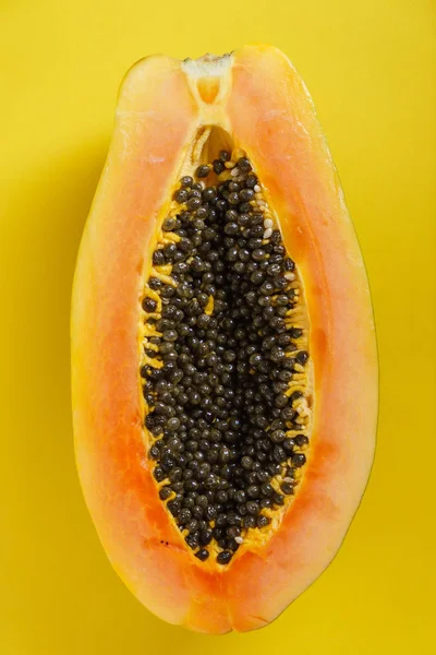 Papaya sobre fondo amarillo brillante — Foto de Stock
