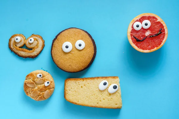 Biscotti divertenti e pompelmo — Foto Stock