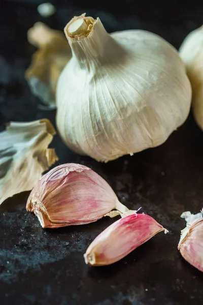 Fresh garlic on black — Stock Photo, Image