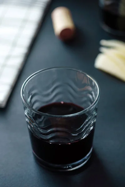 Vinho tinto e queijo — Fotografia de Stock