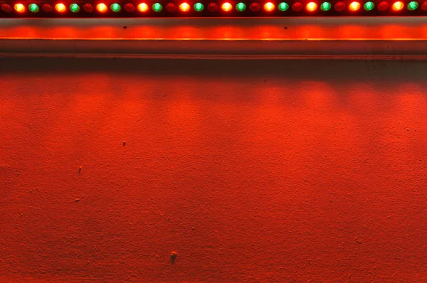 ライトが付いて赤い壁 — ストック写真