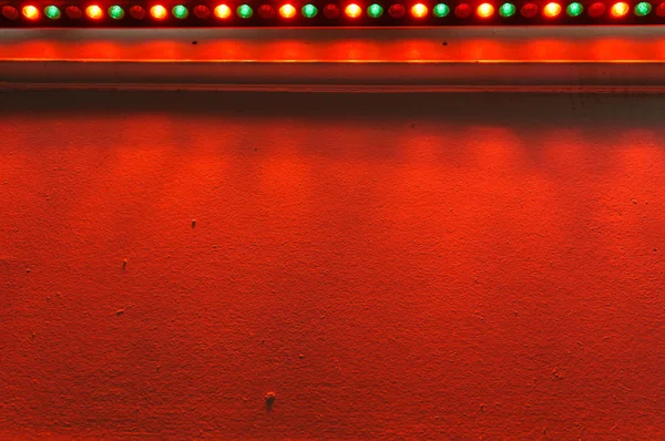 Pared roja con luces —  Fotos de Stock