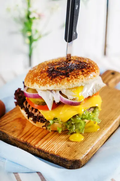 Verse smakelijke hamburger — Stockfoto