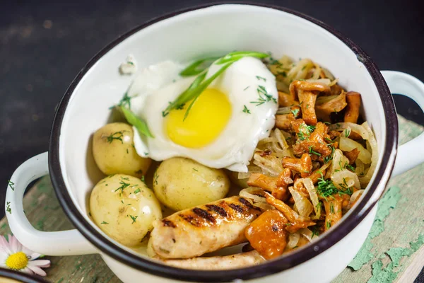 Sosis ve kızarmış yumurta ile patates — Stok fotoğraf