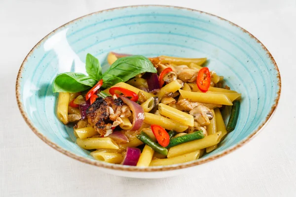 Taze deniz mahsullü makarna.