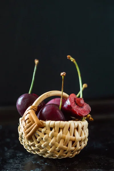 Kirschen in winzigem Korb — Stockfoto