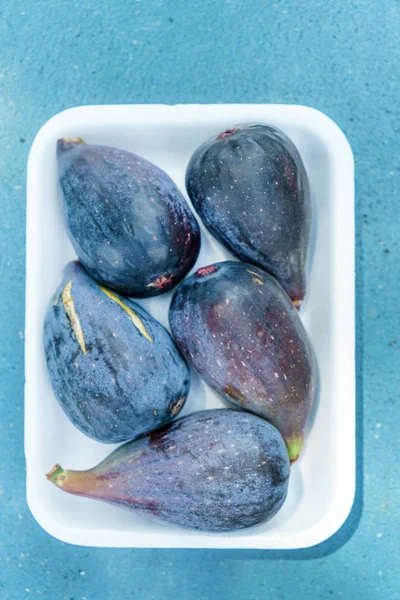 Fresh figs on styrofoam plate — Stock Photo, Image