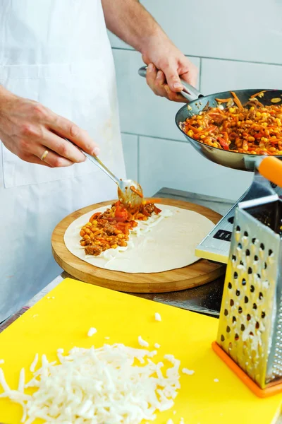 Chef bereitet mexikanische Tortilla zu — Stockfoto