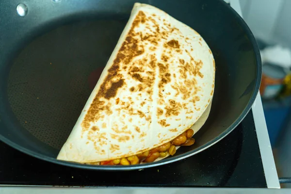 Tortilla mexicana con frijoles en sartén —  Fotos de Stock