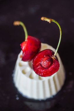 Panna cotta üst kiraz ile