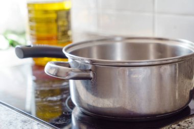 mutfak. tencere ve petrol