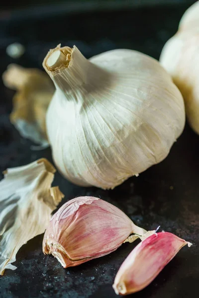 Fresh garlic on dark table. — Stock Photo, Image