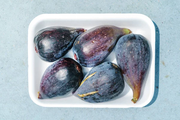 Fresh figs on styrofoam plate — Stock Photo, Image