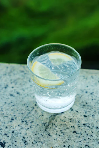 Água com fatia de limão — Fotografia de Stock