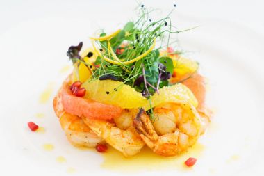 Beyaz tabak taze salata