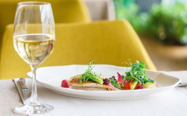 ile sebze kızarmış balık