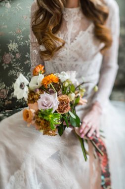 Beyaz elbiseli genç gelin 