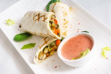 tortilla saran vegetabkes ve sos ile