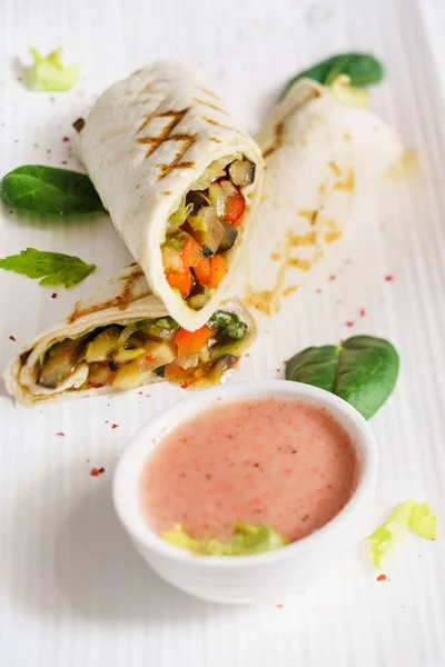 Tortilla wraps with vegetabkes and sauce — Stock Photo, Image